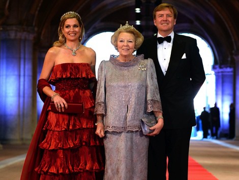 La Reina Beatriz y los príncipes Guillermo y Máxima de Holanda en la cena previa a la abdicación