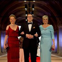 Los príncipes Mabel de Orange, Constantino y Laurentien de Holanda en la cena previa a la abdicacion de la Reina Beatriz de Holanda