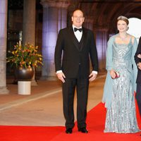 El Príncipe Alberto de Mónaco y los príncipes Guillermo y Estefanía de Luxemburgo en la cena previa a la abdicación de la Reina Beatriz de Hola