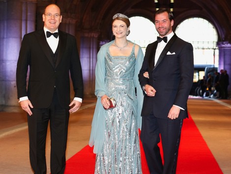 El Príncipe Alberto de Mónaco y los príncipes Guillermo y Estefanía de Luxemburgo en la cena previa a la abdicación de la Reina Beatriz de Hola