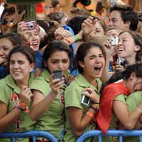 Fervientes seguidores del Papa lloran a su paso por Madrid