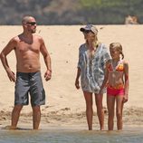 Jim Toth, Reese Witherspoon y su hija Ava en Hawai