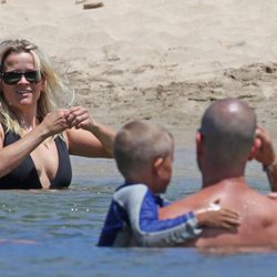 Reese Witherspoon con su marido y sus hijos en Hawai