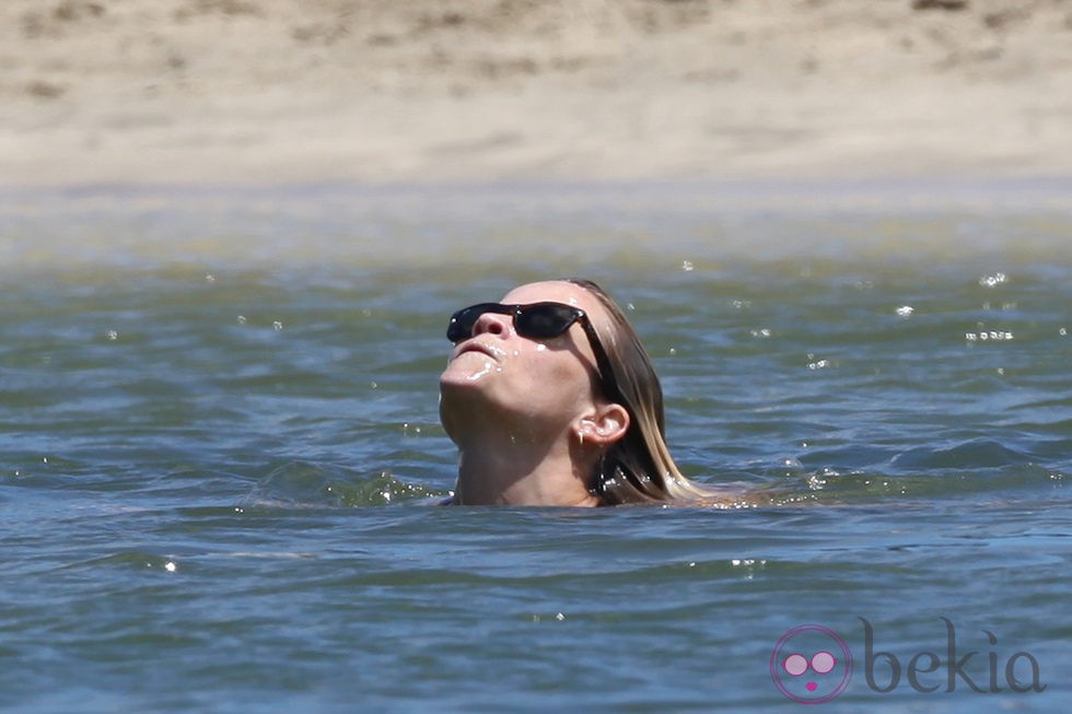 Reese Witherspoon refrescándose en el mar en Hawai