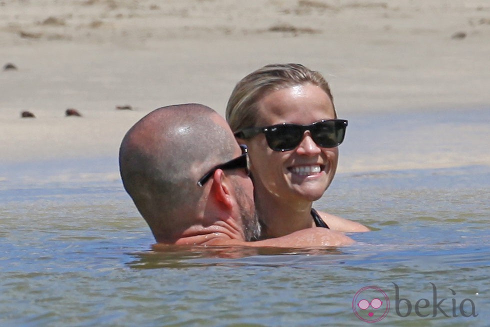 Reese Witherspoon y Jim Toth felices y enamorados en Hawai