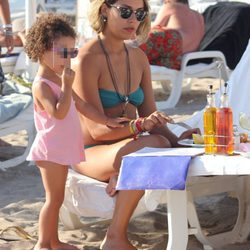 La mujer y la hija de Ronaldo e vacaciones en Ibiza