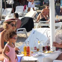 Ronaldo y su mujer comen en Ibiza junto a su hija Marie Alice