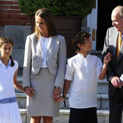 El Rey, la Infanta Elena y sus hijos antes de reunirse con el Papa