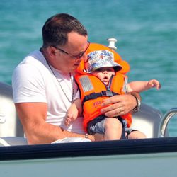 David Furnish sostiene a su hijo Zachary en Saint-Tropez