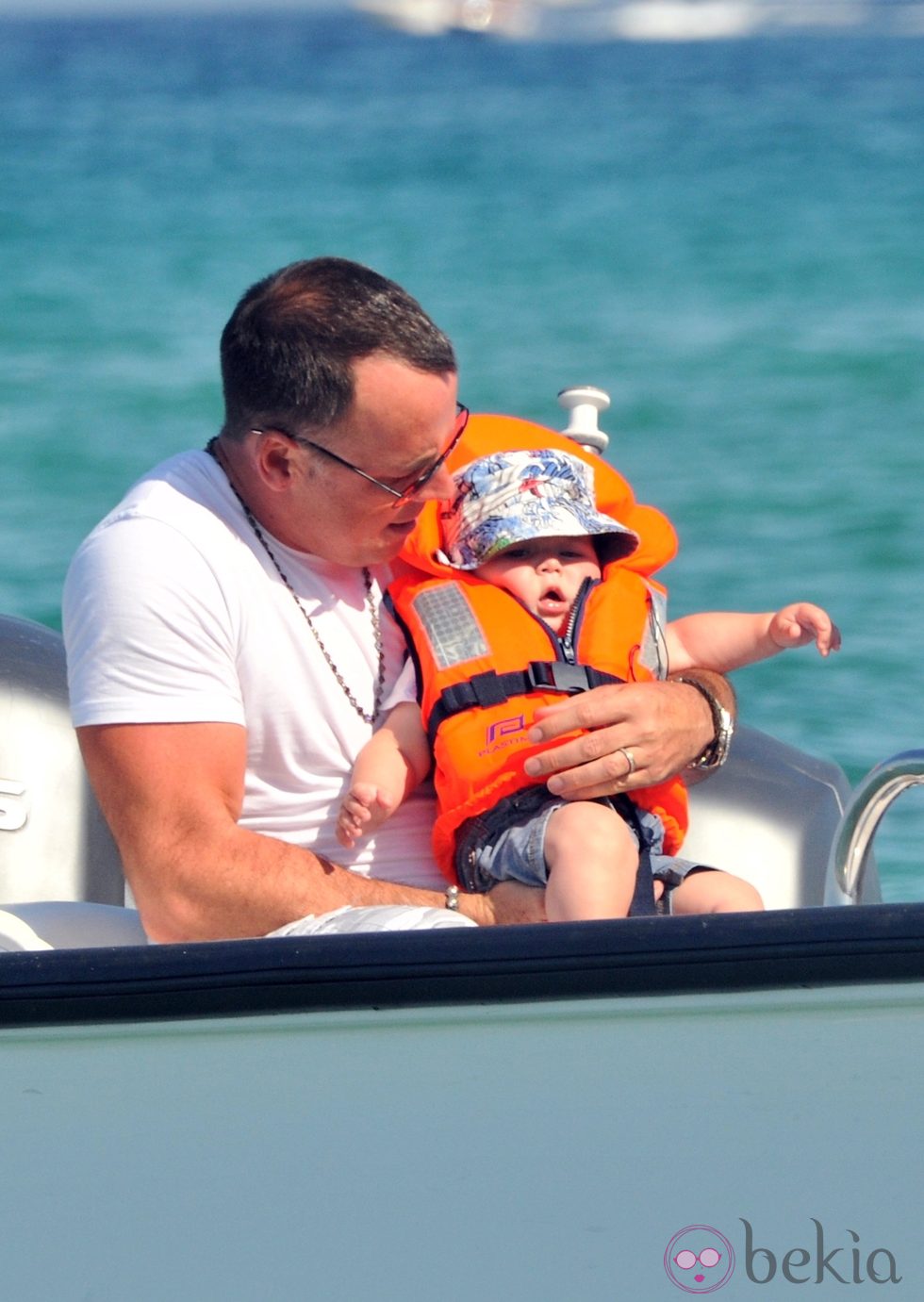 David Furnish sostiene a su hijo Zachary en Saint-Tropez