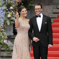 Victoria de Suecia y Daniel Westling en la fiesta anterior a su boda en 2010