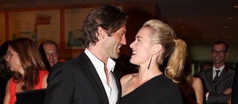 Kate Winslet y el modelo Louis Dowler 