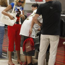 Rosa Benito y su familia facturan en Barajas