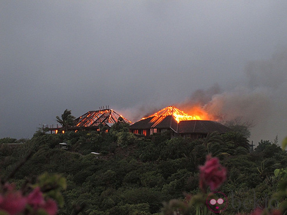 La casa de Richard Branson ardiendo