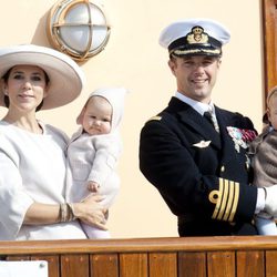 Federico y Mary de Dinamarca con sus mellizos de crucero por Dinamarca