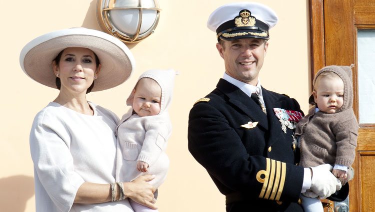 Federico y Mary de Dinamarca con sus mellizos de crucero por Dinamarca