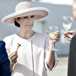 Mary de Dinamarca brinda durante el crucero real Dannebrog 