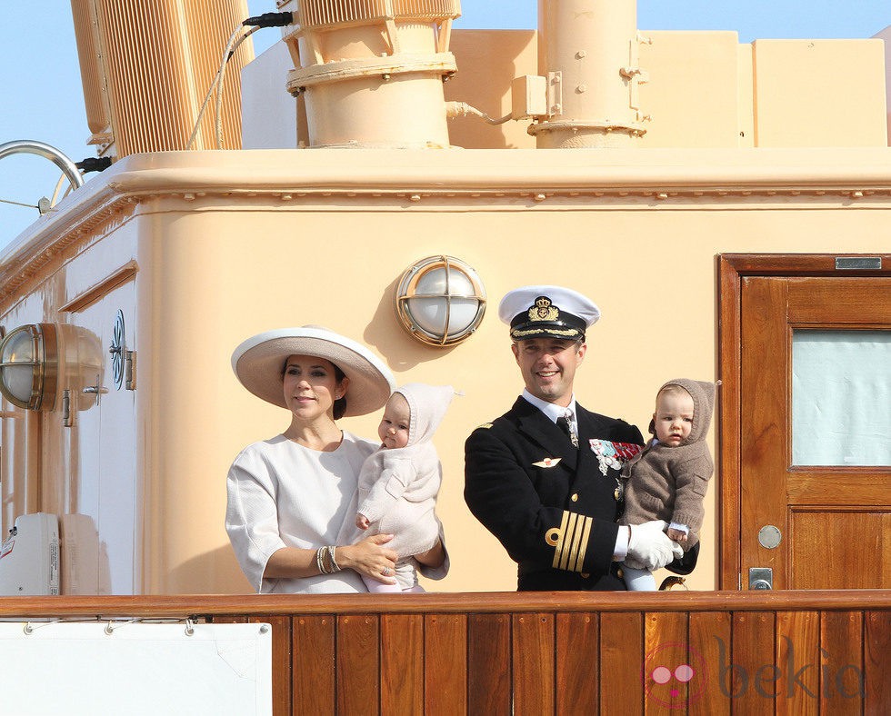 Los Príncipes de Dinamarca y sus hijos mellizos en el crucero real Dannebrog