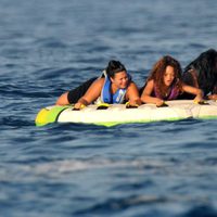 Rihanna se divierte con unas amigas en medio del mar en Saint-Tropez