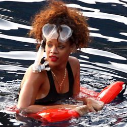 Rihanna se baña en el mar durante sus vacaciones en Portofino