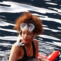 Rihanna se baña en el mar durante sus vacaciones en Portofino