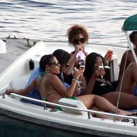 Rihanna bebiendo en un barco con sus amigas en Portofino