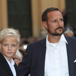 El Príncipe Haakon de Noruega y Marius en el 10 aniversario de Haakon y Mette Marit