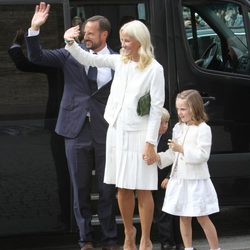 Haakon, Mette-Marit e Ingrid Alexandra de Noruega en el 10 aniversario de Haakon y Mette-Marit