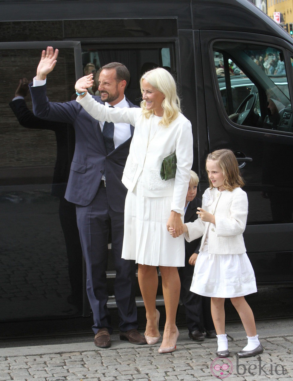 Haakon, Mette-Marit e Ingrid Alexandra de Noruega en el 10 aniversario de Haakon y Mette-Marit