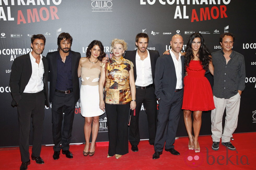 Los protagonistas de 'Lo contrario al amor' en el estreno en Madrid