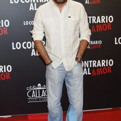 Antonio Garrido en el estreno de 'Lo contrario al amor' en Madrid