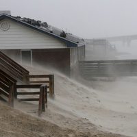 La playa de Nags Head sufre en paso del huracán Irene