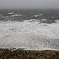 La marea cubre las playas con la llegada del huracán Irene