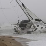 Velero encallado tras el paso del huracán Irene