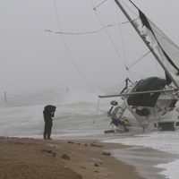 Velero encallado tras el paso del huracán Irene