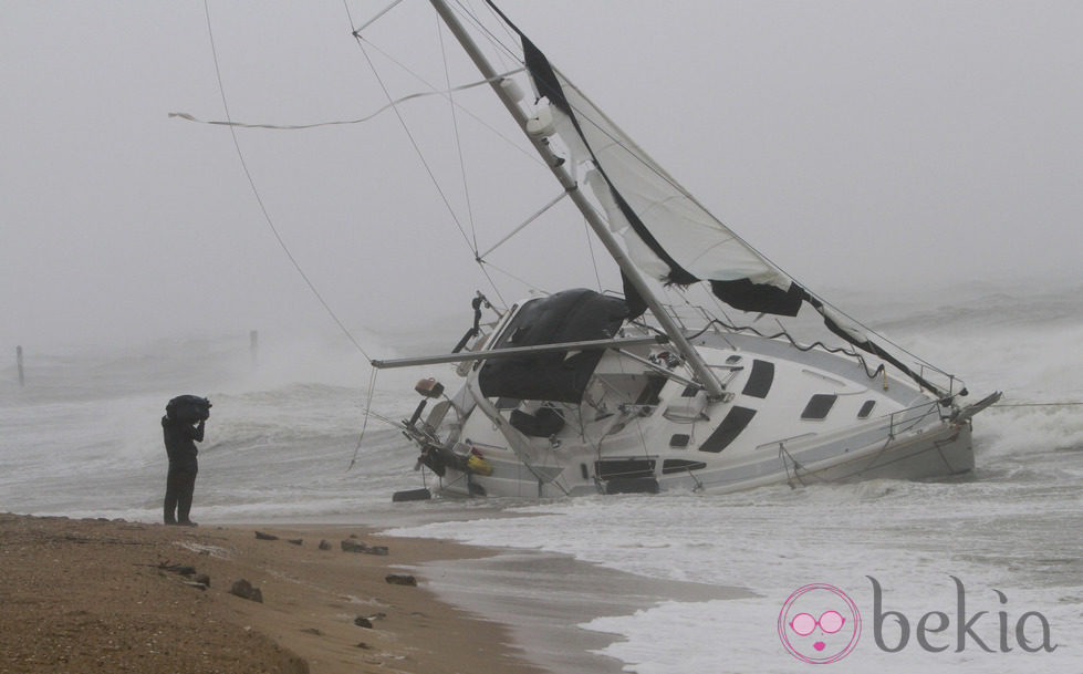 Velero encallado tras el paso del huracán Irene