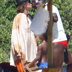 Heidi Klum y Seal se besan en la playa