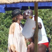 Heidi Klum y Seal se besan en la playa