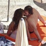 Penélope Cruz y Javier Bardem se besan durante sus vacaciones