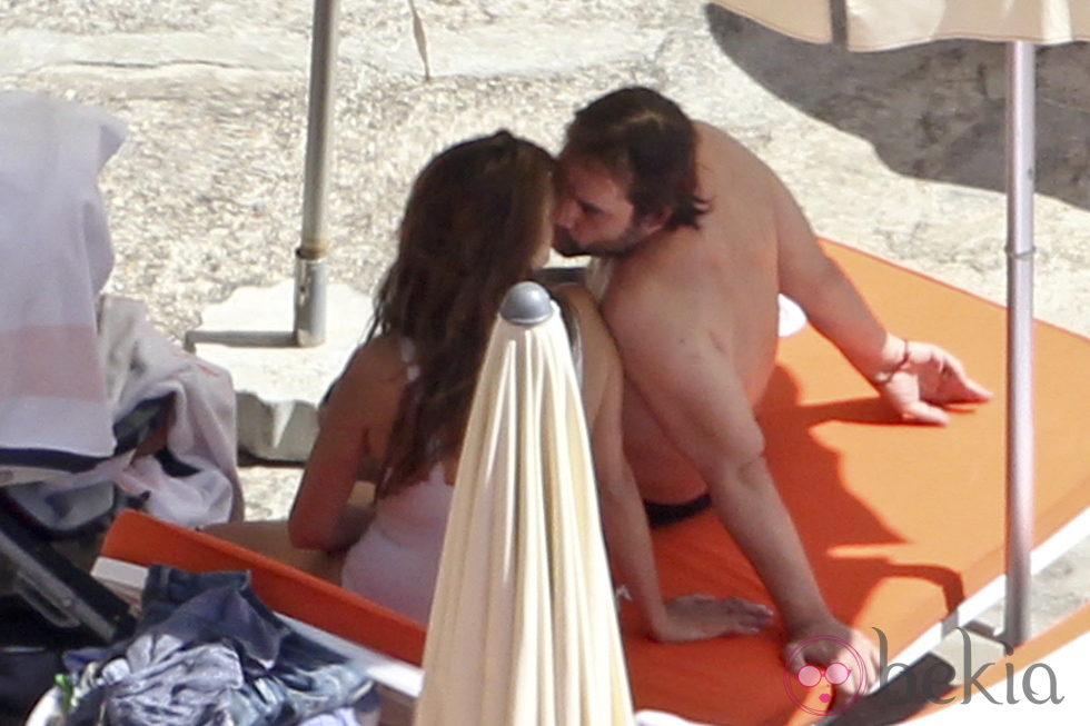 Penélope Cruz y Javier Bardem se besan durante sus vacaciones