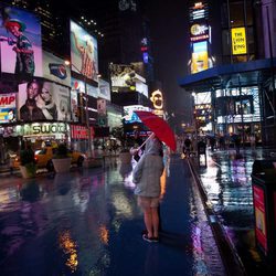 Turistas en Times Square mientras el huracán deja las primeras lluvias