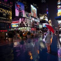 Turistas en Times Square mientras el huracán deja las primeras lluvias