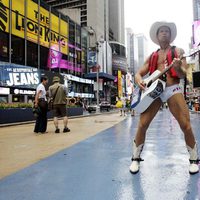 El Cowboy desnudo se pone el salvavidas ante la llegada del huracán Irene