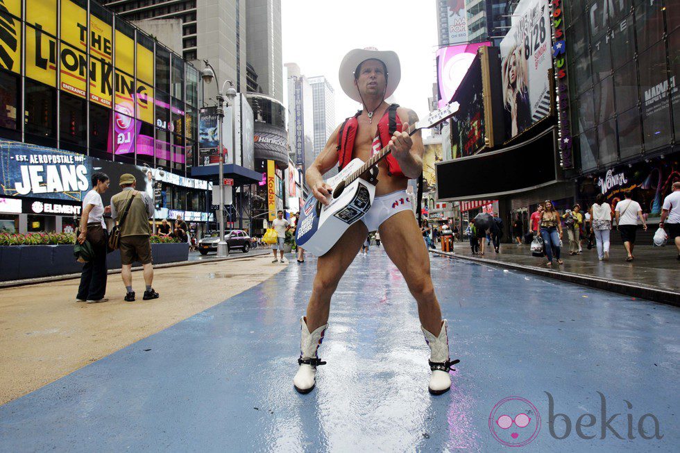 El Cowboy desnudo se pone el salvavidas ante la llegada del huracán Irene