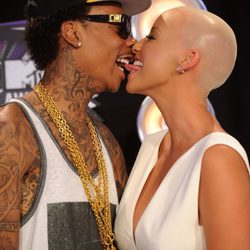 Wiz Khalifa y Amber Rose besándose en los MTV Video Music Awards 2011