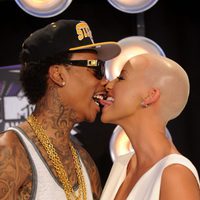 Wiz Khalifa y Amber Rose besándose en los MTV Video Music Awards 2011