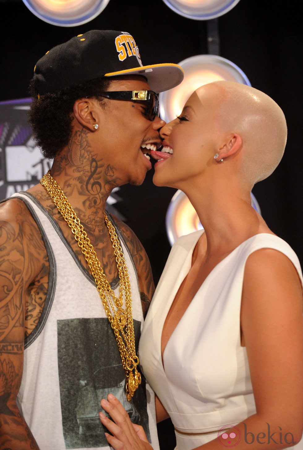 Wiz Khalifa y Amber Rose besándose en los MTV Video Music Awards 2011