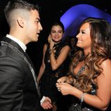 Demi Lovato y Joe Jonas charlan junto a Selena Gomez en los VMA 2011