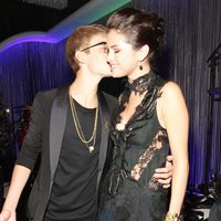 Justin Bieber besa a Selena Gomez en los MTV Video Music Awards 2011