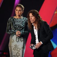 Miley Cyrus y Shaun White presentan un premio en los VMA 2011